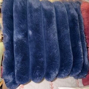 Plush navy/blue  Faux Fur ribbed pillow brand new 18x18